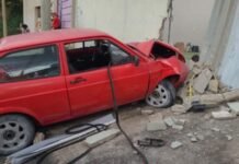 Motorista perde controle da direção, bate e destrói muro em Contagem, na Grande BH