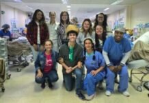 Pacientes recebem toucas e participam de arraiá de humanização
